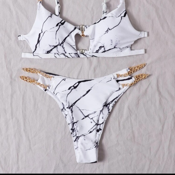 Bikini - Picture 2 of 4